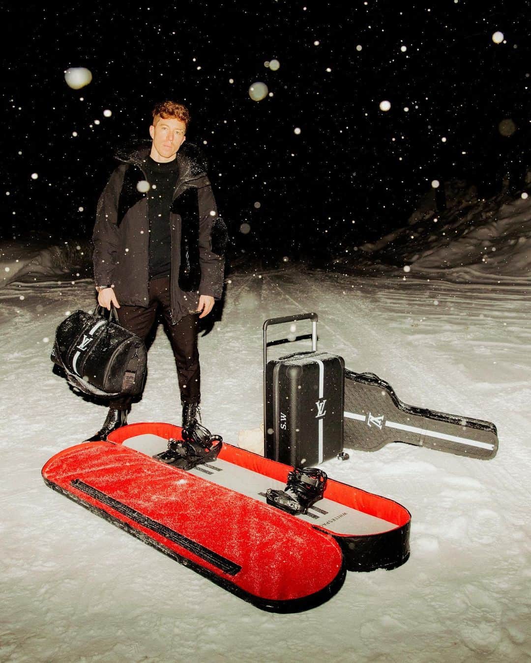 ショーン・ホワイトのインスタグラム：「I am so excited to announce this @whitespace_create and @LouisVuitton project.   I had the privilege of meeting Virgil training at Mammoth Mountain. We quickly became friends over a shared passion for snowboarding and design. I was thinking about launching Whitespace, so I called Virgil to ask his advice. He was so supportive. He loved the name and the creative direction I was going in. I was so honored to receive feedback from such a visionary and someone who I admire and respect so much. During the call, I told Virgil, "It's always wanted to make a Louis Vuitton snowboard trunk," to which he replied, "No effin way!!! We have to make this happen".   When he saw the signature white stripe design that we will be using across all Whitespace products, Virgil was inspired and suggested we paint it over the black LV embossed monogram leather. So much heavy lifting went into the design of this snowboard trunk. We wanted to make it lightweight yet functional while keeping it in line with the classic vintage Louis Vuitton luggage style. In the short time, we knew each other, Virgil had an infectious energy and excitement when we talked about design.  His passing came as a shock to everyone. It saddens me to know he never got to see the finished product, but I know that he would have loved it. I'm going to run it proudly in his memory as I get ready to travel to the Olympics for my 5th and final time. A huge thank you to everyone on the Louis Vuitton team for making my dream come true. But most of all, Thank you, Virgil. Rest in Power, my friend. #VirgilWasHere」