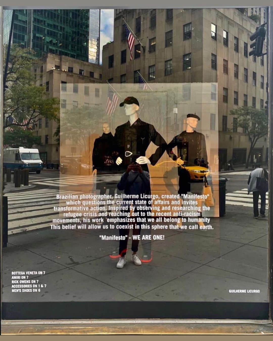 グレイシー・カルヴァルホのインスタグラム：「@saks invited me to occupy all it’s Fifth Avenue dreamy windows with a very representative project for me: "MANIFESTO" was created in 2018 - pre-election period in Brazil, taking as a starting point, the general feeling of a lack of dialogue between citizens and the government.  This work also relates to the immense refugee crisis we are facing - all the works presented were done with immigrants and refugees, who lives in Brazi - and all the extremely important Anti-Racism movements that we've been following recently, after George Floyd’s unprecedented case. "MANIFESTO" is about inclusion!  Trilled to see this work occupying these important windows in this delicate moment, also highlighting the importance of Americans voting in the presidential elections, something that is also very important this year, in Brazil.  ——————————————  #tb ocupando todas as janelas da @saks , na Quinta Avenida, em NY,  com o projeto “Manifesto” / (R)existir, que reforçava e abria diálogo a questões raciais logo após o episódio envolvendo George Floyd. Destacava também a importância dos Americanos votarem nas eleições presidenciais, o que é muito importante este ano, no Brasil.   *Regularize seu título eleitoral antecipadamente. #weareone」