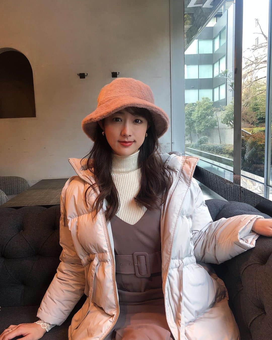 のインスタグラム：「最近はおでかけする予定がなくって、おしゃれする機会が減ってすごく悲しい。。🥲  早く友達とたくさん出かけたい！  みんなに会いたいよ〜😢✨ 会えないストレスを食べることに回しているのでそろそろリバウンドに気をつけなきゃですw  なんでおいしい食べ物ってたくさんあるの？？？？？  がまんってどうやるの？？？？？  #冬コーディネート #ファッション部 #冬帽子#冬服コーデ #おしゃれになりたい #ダウンコーデ #カフェ時間 #snidel#snidelコーデ #milaowen #dholic」