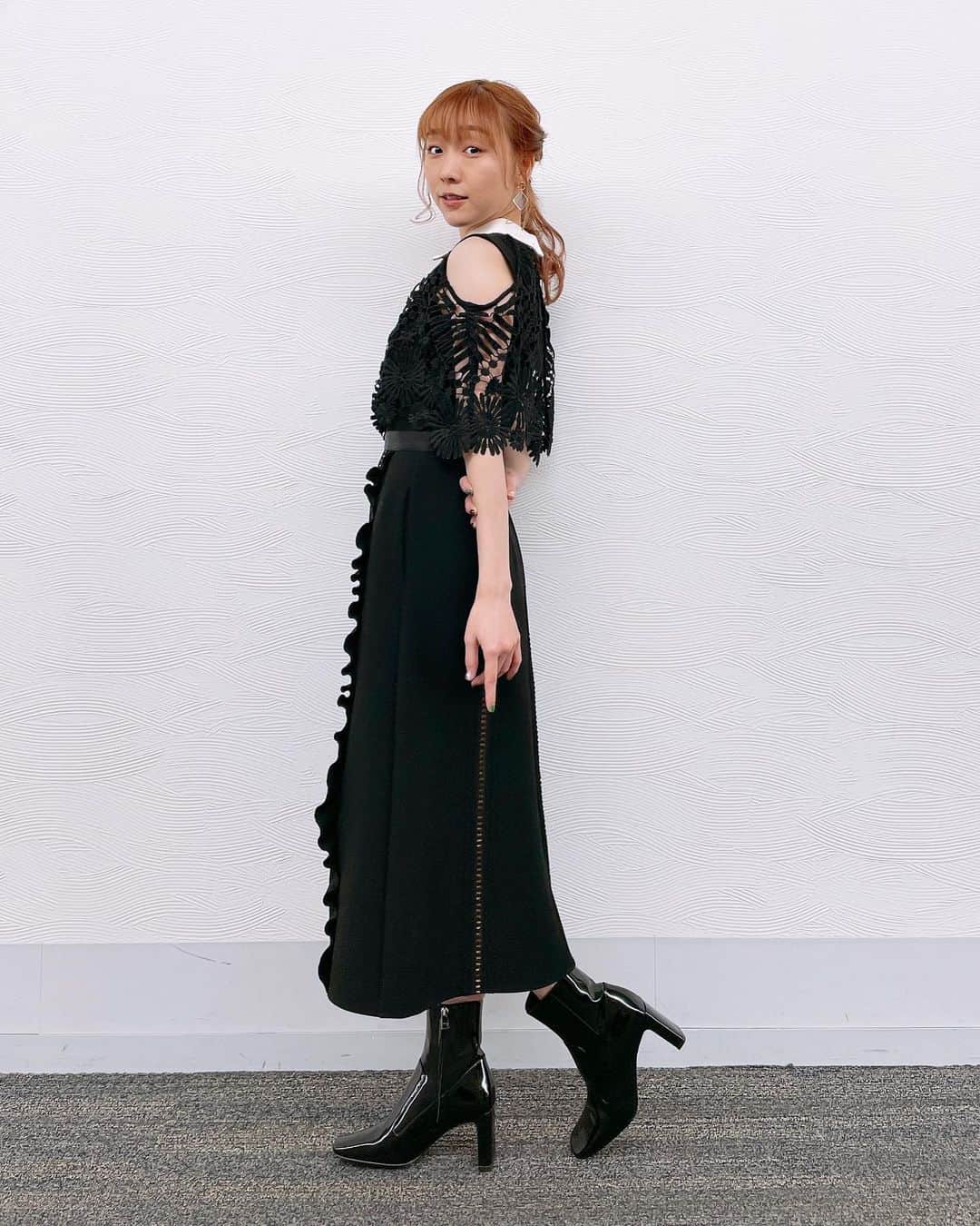 須田亜香里さんのインスタグラム写真 - (須田亜香里Instagram)「一昨日の衣装クイズ、正解は黒でした🖤 スリット入りスカートにレースのオフショルで素敵な露出感。 やっぱりセルフポートレートのワンピって本当に可愛い💕  写真の後半は色んなハートを手で作ったけど、最後の一個は腕がとてもイカツイ筋が出て可愛くない感じになりました(笑)  #熱闘Mリーグ #須田亜香里衣装」2月15日 21時03分 - akarisuda