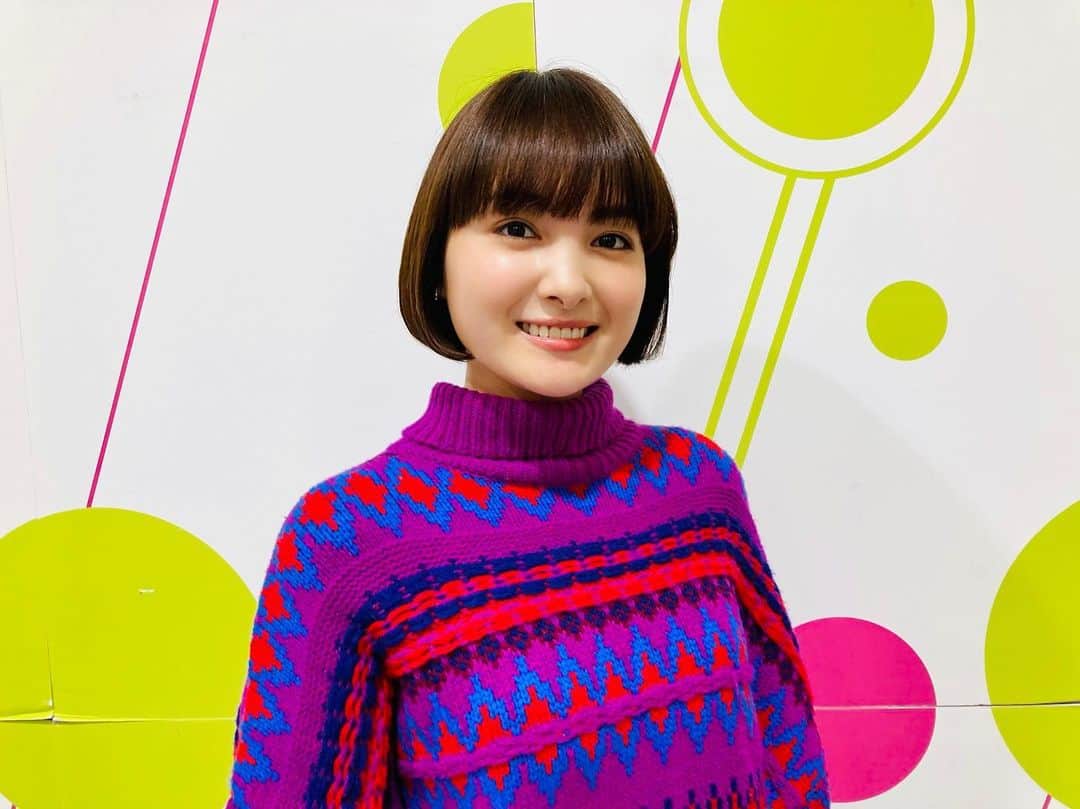 葵わかなのインスタグラム：「「ノンストップ！」  お邪魔しました☺️  あったかニットは可愛かったです🧶  #冬のライオン　初日まであと10日！  稽古場も最終週を迎えて、熱量が上がってきているように感じます。  落ち着かない日々ですが、無事にお届け出ることを願って、まずは皆さんと最後まで作り上げたいと思います！  とても充実した稽古です。 毎日おにぎりを持っていっていたら上手になった気がする😂 おにぎりに上手とかあるかわからないけど…笑  最近のイチオシおにぎりは、ごましゃけ🐟  明日からも頑張ります！」