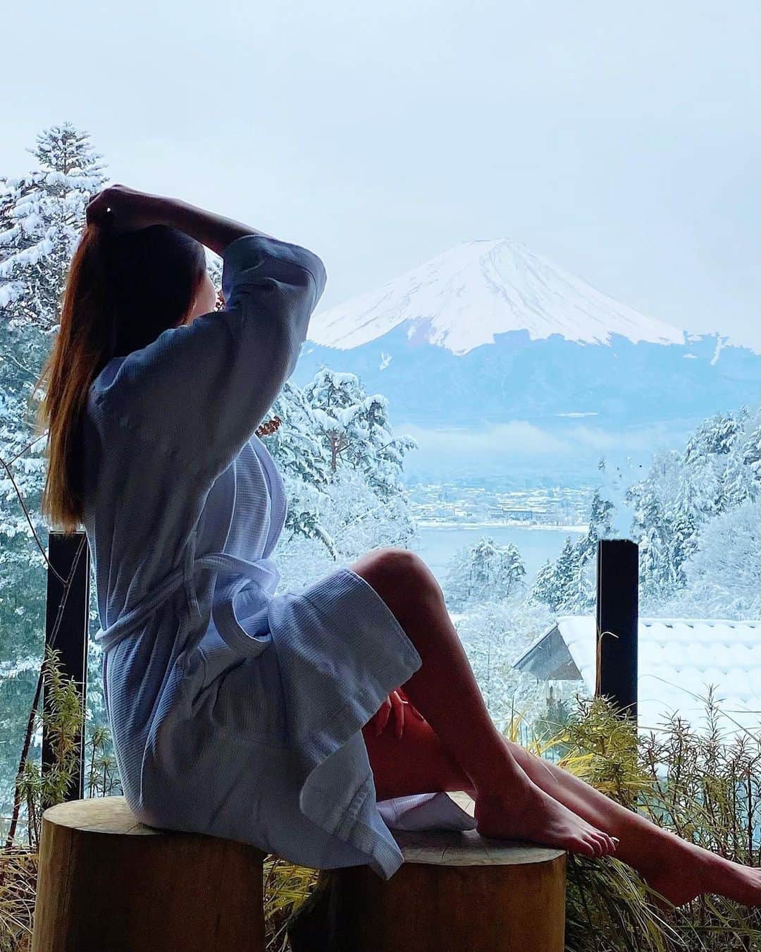 佐藤衣里子さんのインスタグラム写真 - (佐藤衣里子Instagram)「寒いねー☃️❄️ みなさん、体調は大丈夫かなー？？☺︎  最近の私はカード決済でエアラインや、ホテルにポイントを使ってフルに有効活用して楽しんでるよ❣️  元からカード主義で、常に現金は最小限しか持ち歩かないタイプで😭  カードを使ってポイントやマイルを貯めては旅行に使ってる💗  その方が効率いいし、 アップグレードもあるし、 アーリーチェックインや、 レイトチェックアウトもあるからラグジュアリーな旅行もできちゃうよね！！🤗  私もまだまだわからない事たくさんあるけどちょっとずつ賢くなるために、勉強してる❣️  みんなもせっかくのポイントが損にならないようにね☺︎✨  今はアメックスに力を入れていて、 ご紹介もできるので 分からないことがあったらDM下さい😊  #amex#カードのある暮らし#spg#デルタ#ヒルトン#ANA#マリオット」2月15日 21時21分 - eriko0625