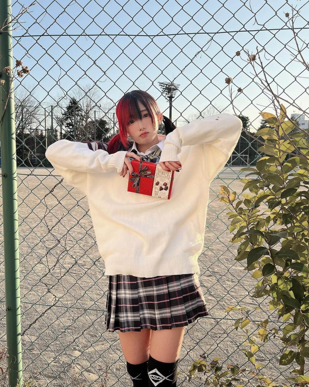 椎名ひかり（ひかりん）さんのインスタグラム写真 - (椎名ひかり（ひかりん）Instagram)「一日遅れたぁああああああああああああああああ  うんこぉおおおおおおおおおお💩💩💩💩💩💩💩💩💩💩💩💩  キミの甘いのちょーだい毎年ちょーだい  #椎名ひかり　#ぴかりん　#ぴ様　 #ツートーン　#ツートーンカラー　#赤黒ツートーン 　#魔界　#赤チェック　#reflem #Valentine #バレンタイン　#制服」2月15日 21時23分 - pikarin_shiina