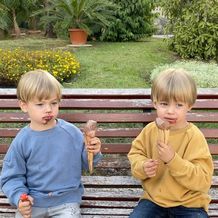 デルフィナデレトレズのインスタグラム：「Happy Birthday Tazio & Dardo - keep on sharing your ice cream for life  💙🍦💙  @nicovascellari ❤️」