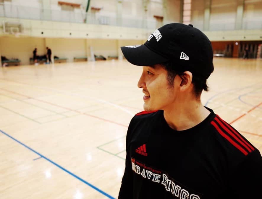 のインスタグラム：「.【告知】 Brave KingsとNew Eraが コラボしました！！ 皆さん！選手と同じ帽子被って 写真撮りましょー📸 普段使いにも👍👍  価格:4500円  9THIRTYのモデルに記念ロゴがデザインされたカジュアルキャップです！ 柔らかな被り心地で サイズ調整が可能です！ 頭の大きい僕でも十分被れます🥰 是非チェックしてみて下さい♪ 🦍↓↓↓↓↓🦍 https://bravekings.stores.jp  #トヨタ車体 #トヨタ車体ブレイヴキングス #BRAVEKINGS #ニューエラ #NewEra  #コラボキャップ #グッズ　#キャップ  #handball #JHL #日本ハンドボールリーグ」