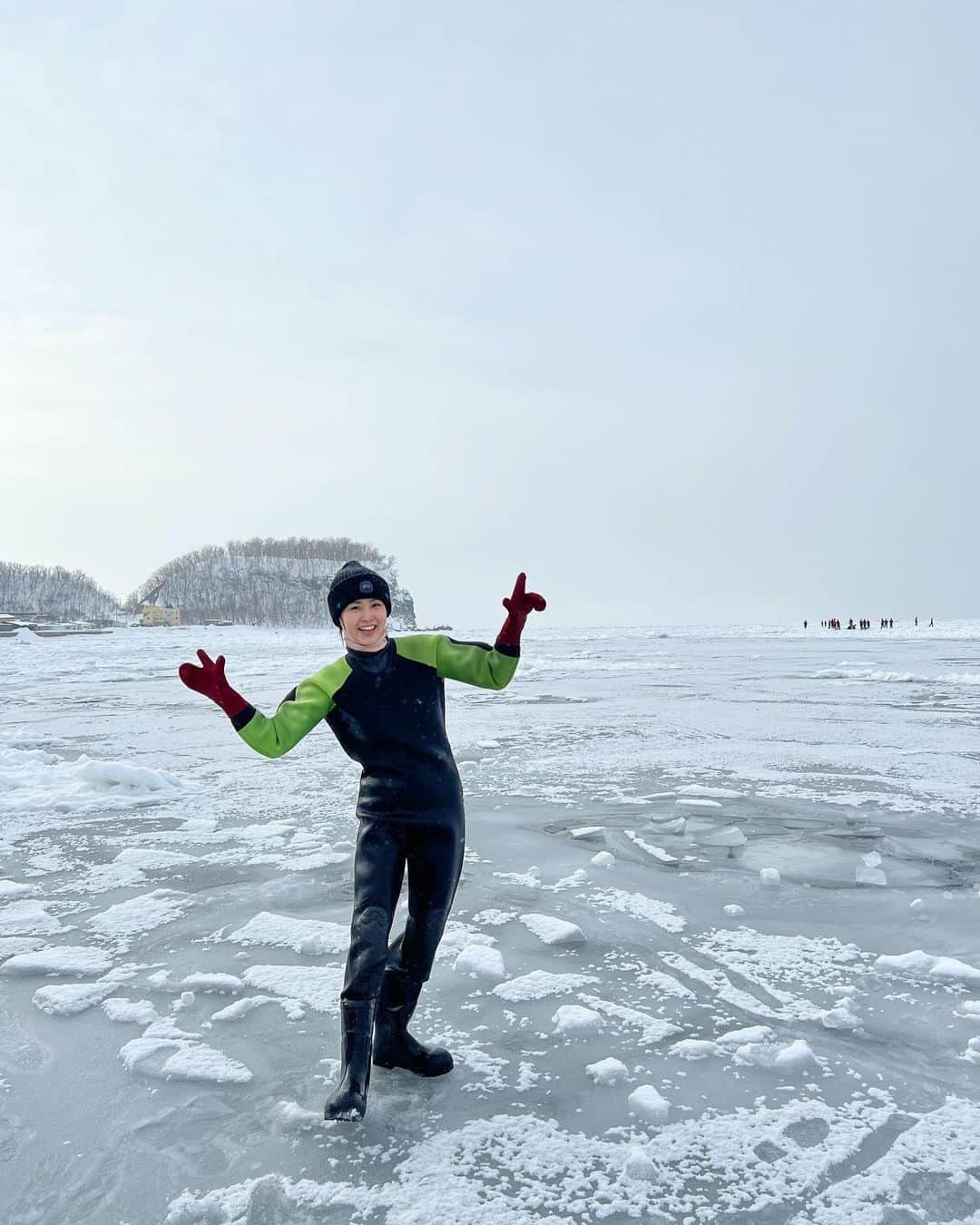 坂元美香さんのインスタグラム写真 - (坂元美香Instagram)「目的の流氷ウォーク！  からの、流氷ダイブ！🌊🤣  こんな素晴らしい世界（ツアー）が 世の中にあったとは感激です！！ 世界観が変わりました！  服の上からドライスーツを着ているので 不思議なことにぜんぜん寒くありません！ 水も入ってこないし、海の上で勝手に浮きます。  ワタシはこういうの大好きなので 誰よりも楽しむタイプです😙 めちゃくちゃ楽しかったです！  そして海に落ちまくる私を横目に マイペースに颯爽と歩く息子。 息子曰く「流氷の上を歩きたいとは言ったけど 海に入りたいとは一言も言ってない」 とのことで、最後まで海に落ちないように 慎重に氷の上を1人トコトコ歩いてました🤣  今回のツアーはハワイでも毎回お世話になってる VELTRA @veltra_official で予約しました。 ゴジラ岩観光さん @drift.ice.shiretoko の ツアーだったのですが、すごく親切だし 安全かつ自由に遊ばせてくれて ここを選んで本当よかったです！ 1人6000円で約1時間半のツアーでした。 海の上ではスマホを落とすと大変なので ツアー中はスマホを預かってくれて、 お願いすると写真や動画を撮ってくれます。 1人で参加されてる方やご家族で参加されてる方、 男子のグループなど、いろんな方がいました。  実は、出発1週間前に肝心の流氷ウォークの予約を してないことに気づき、慌てて探したけど どこも予約いっぱいでぜんぜんなくて 「なんのために知床行くんだ…orz」 と落ち込んでたのです。こう言うところ本当ダメ🥲 息子は「見るだけでも価値あるよ」と 励ましてくれたけど、ワタシの中では どうしても納得出来なくて毎日検索… そして、帰る日のお昼のツアーが偶然にも 空いているのを見つけ参加することができました！ トラブルがあったら今日東京に帰れなくかるから 怪我だけはするなよ！と息子に言いながら わたしが氷の上で転びまくり😅  参加できて本当にラッキーでした！ これは一生のうち一回は参加する価値ありです！ できれば息子が小学生のうちに参加させたかったな〜  Amazing tour walking on driftice! #流氷ウォーク #流氷 #知床 #ウトロ海岸 #ゴジラ岩観光 #オプショナルツアー #driftice #veltra」2月15日 21時33分 - mika_saka