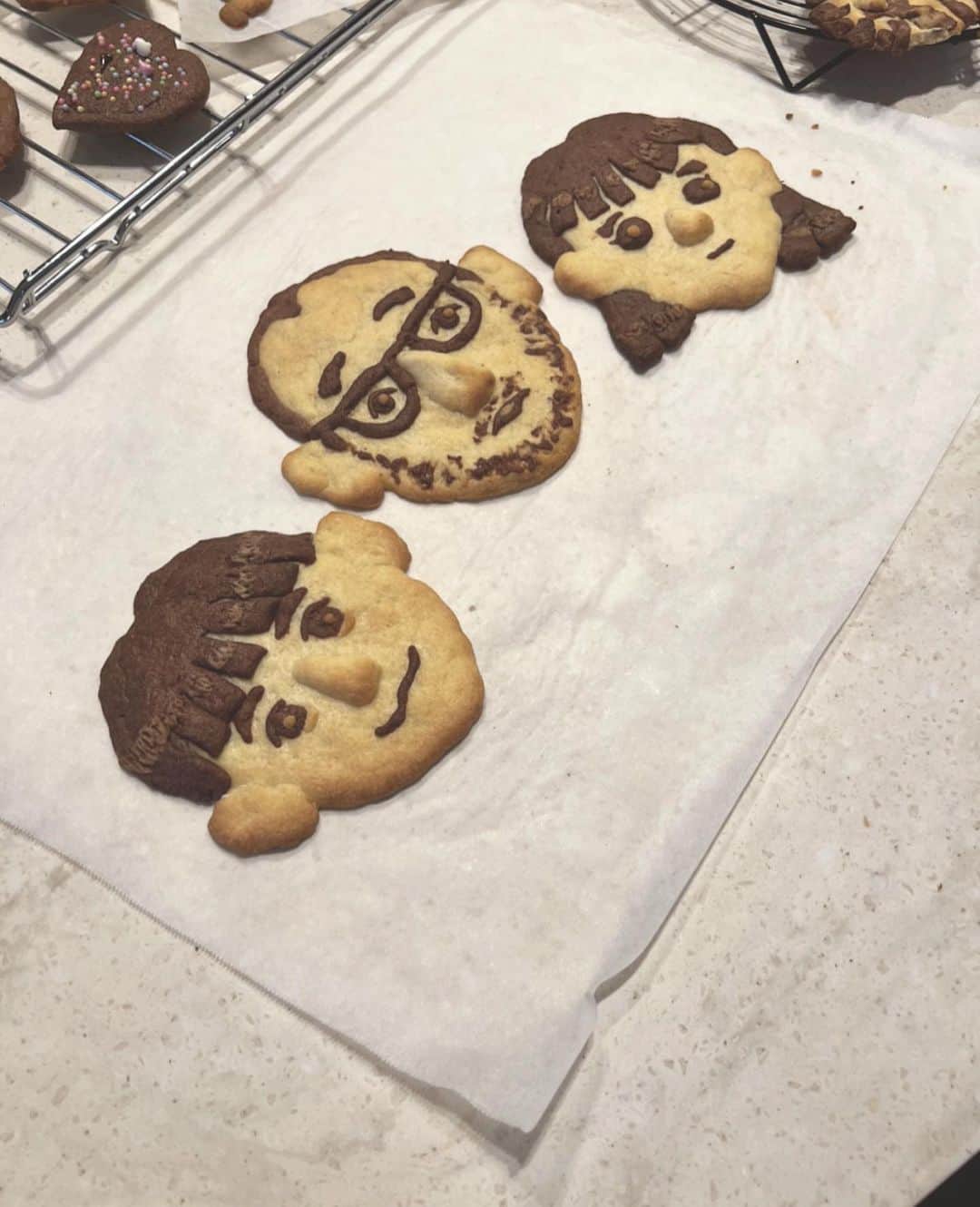 渡邊智子のインスタグラム：「. 子供たちと バレンタインのクッキー作り🍪  久しぶりの似顔絵クッキーにしました。 毎回だけど、、 旦那さんの頭とメガネと眉毛ができるあたりから、 作りながら笑けてくる😂 #valentine」