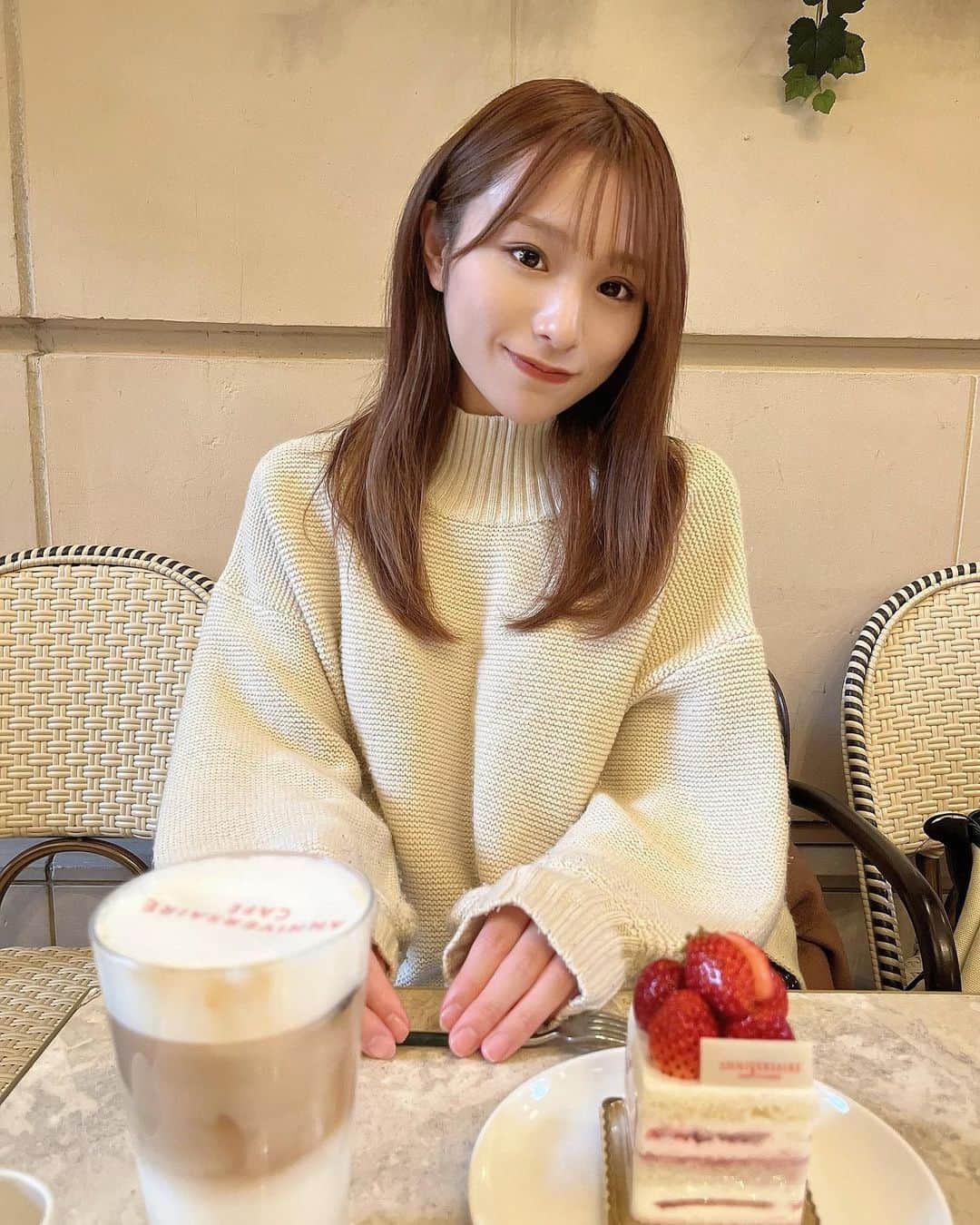 左伴彩佳さんのインスタグラム写真 - (左伴彩佳Instagram)「・ 前に行った苺のケーキが美味しかったカフェ🍰🍓 ラテアートも素敵  #cafe #カフェ　#苺のショートケーキ」2月15日 21時52分 - hidaaya_729