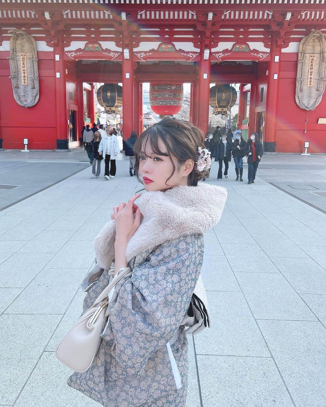 Isakoさんのインスタグラム写真 - (IsakoInstagram)「Hello Japan🇯🇵 　 実は少し前から帰国しております💓 @village_tokyo さんのお着物を着て二月ですが浅草で初詣をして来ました👘 　 初詣に行かないと、新年なんだか始まった気がしていなかったので嬉しいです🌸 　 @village_tokyo さんのヴィンテージ感ある今時コーディネートがとってもお気に入り👘💓ありがとうございました🥰 　 　 そしてそして、今週は撮影のお仕事が沢山なのでお久しぶりに @salon__ef__official 渋谷店さんでマツエクをして頂いたり、 @venus_beautyclinic_ginza さんでお肌のメンテナンスをして来ました💓🥺 　 うーん。やはり美容メンテナンスは日本のクオリティが1番です🇯🇵🇯🇵🇯🇵 　 　 ありがとうございました💓 　 　 　 #hellojapan#kimono#着物#着物コーディネート#着物コーデ#着物レンタル#着物ヘア#浅草#浅草寺#和装#和装ヘア#着物女子#雷門#kimonostyle#kimonofashion」2月15日 21時52分 - ichaaako