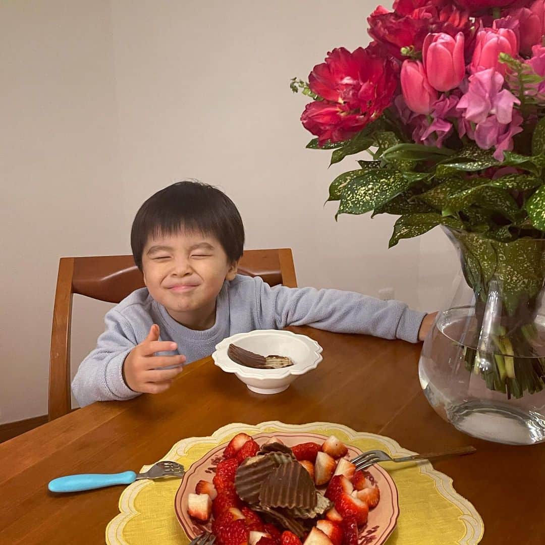 小川ひとみさんのインスタグラム写真 - (小川ひとみInstagram)「今日は特別に❤️ Royceのチョコレートポテチ🍫 好き🤤 息子もこの笑顔🍫🍫🍫 #desert #strawberry #3歳1ヵ月」2月15日 21時53分 - hitomy220