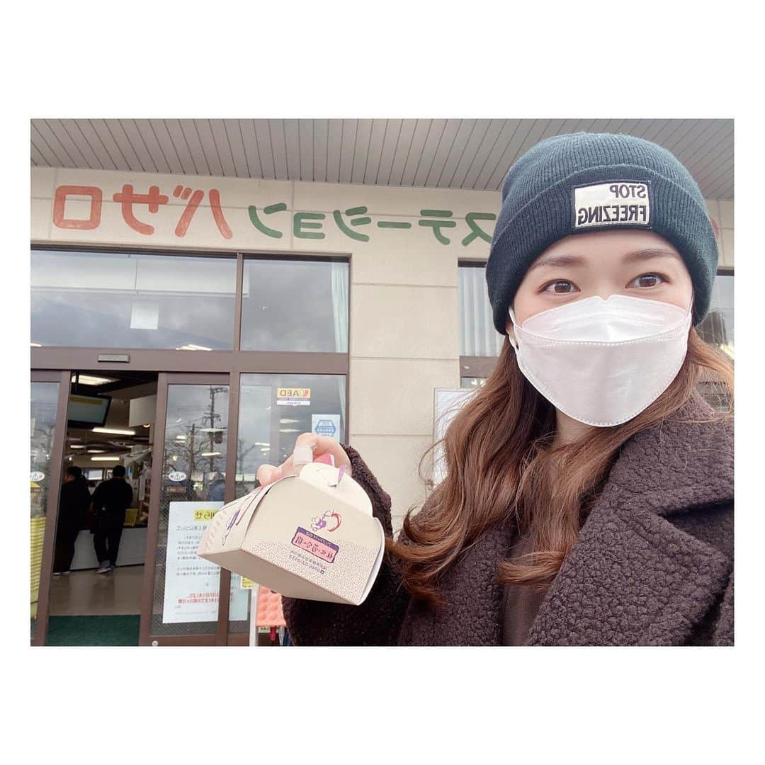 小野口奈々さんのインスタグラム写真 - (小野口奈々Instagram)「・ 道の駅めぐりの思い出❤︎  新鮮な野菜や果物、お花を沢山getして ホクホクの私です(持っているのはアップルパイ🍎) 買ってきたカブとキュウリはすぐに浅漬けに✨ 紅梅が部屋を明るくしてくれています！  道の駅、やっぱり好き🥰  #道の駅 #道の駅原鶴 #ファームステーションバサロ  #道の駅めぐり #道の駅好き #福岡道の駅  #浅漬け #おうちごはん #cooking #福岡ドライブ」2月15日 13時28分 - nana0no