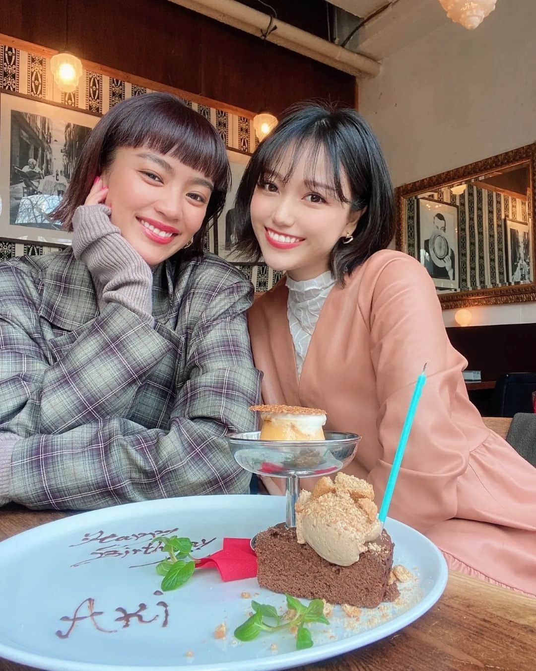 平アスカのインスタグラム：「わたしが施設にいた中学生くらいのときからあきちゃんのファンなの💓 Ranzukiであきぽよちゃん表紙のときとかめっちゃあげぽよだったんだから✨ . わたしがオシャレというものに興味を持って魅力を知るきっかけでもあるかわいいあきちゃんももう28歳か〜（笑） お祝いできて幸せだし 思ってたギャルと違ってすごく真面目で自由ではない環境の中でギャルしてたって話には驚きを隠せなかった。。🙄 天使みたいなのにめっちゃたくましいあきちゃんがかっこよく思えた 生キャラメルオイシスギタヨ🍬🤎 ありがとう🌹 #valentine #birthday #lunch」