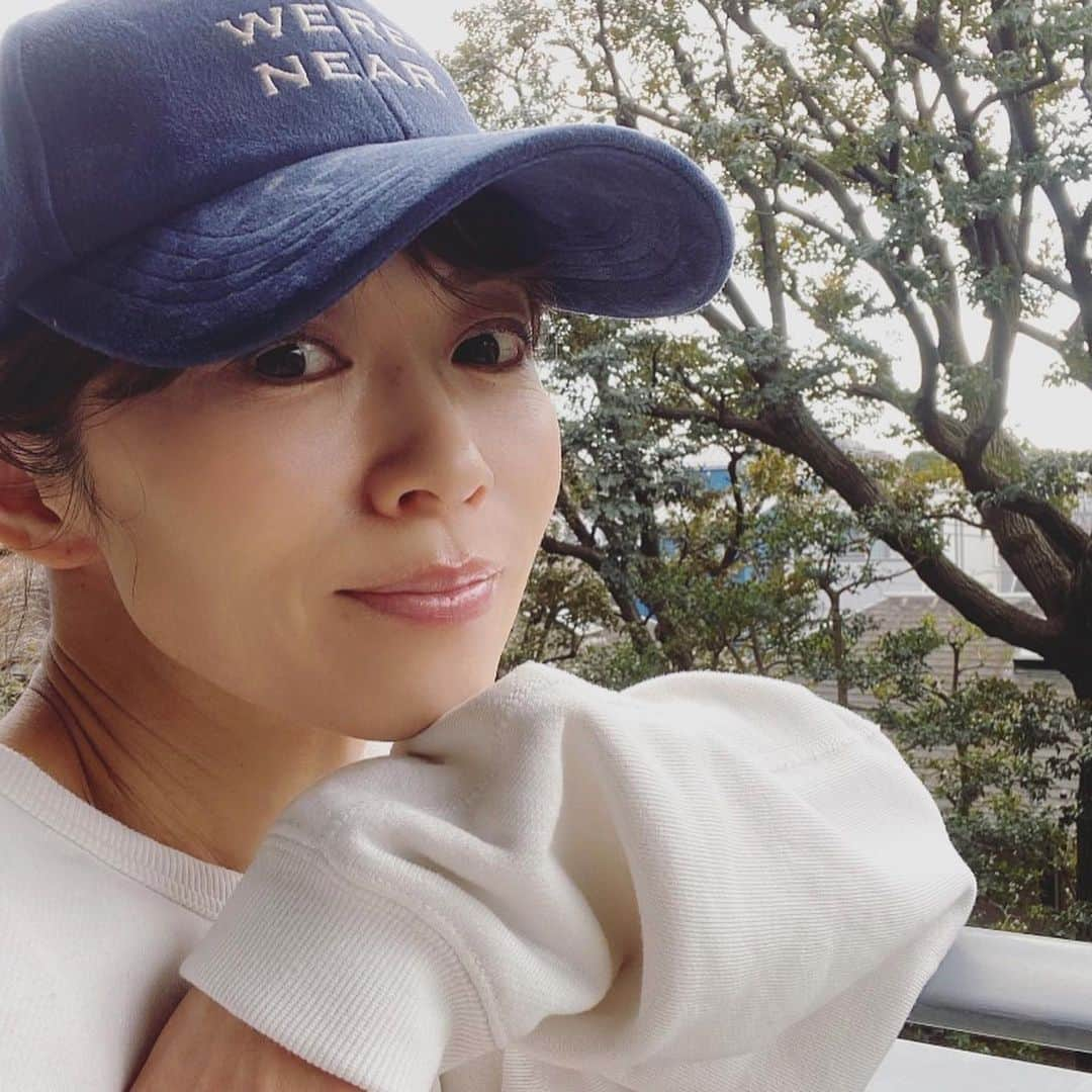 畑野ひろ子さんのインスタグラム写真 - (畑野ひろ子Instagram)「まもなく花粉が気になる季節💦　　　　　　　　　　　　　　　　　　　　　　　　　　　 この季節は、ちょっとした摩擦などでも肌が敏感になるので、外出前には必ず花粉などの微粒子汚れから肌を守るミスト状化粧水のｄ　プログラムのアレルバリアを使って👍 メイクの最後にシュッとするだけなので簡単だし、化粧崩れ防止や美肌バリア機能を整えてくれるみたい😆 乳幼児（※生後28日以降）から使えるので我が家は娘達も、一緒に使ってます😊  乳幼児へ使用する場合は、大人が一度手にとってからお子様の顔や体につけて下さい。  @dprogram_ofc  #アレルバリア #花粉対策 #ミスト化粧水 #フィックスミスト #スキンケア  #dプログラム #sponsored」2月15日 15時08分 - hiroko_hatano_