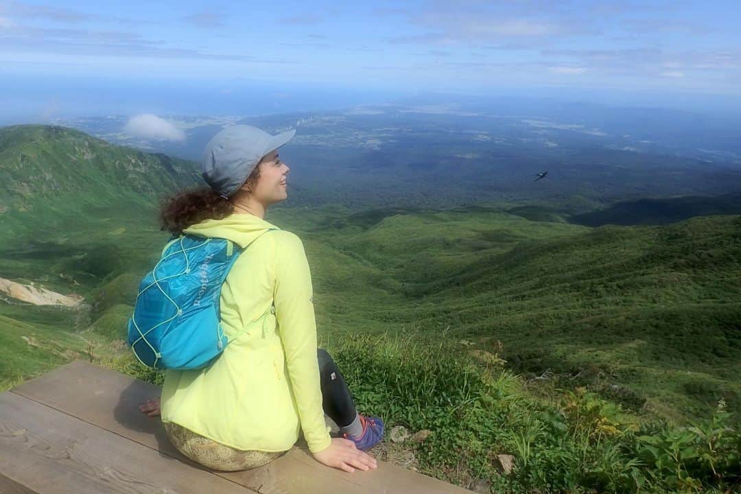 仲川希良のインスタグラム：「今年も出演します！ 秋田県にかほ市「ニカッ！とにかほしフェスティバル」2022 ・ 2月19日 オンライン開催です ・ 私は10:30〜 鳥海山を中心に、にかほ市の魅力についてお話しさせていただきます なんと今年は四角友里さんもご一緒です♩ ・ にかほ市で生まれ育った #鳥海山しか登らない漢 佐藤公さんにも 地元の方ならではのにかほの自然の楽しみ方を伺いますよ〜 楽しみ！ ・ ・ 参加費無料 丸一日出入り自由 イベントの詳細は私のアカウントのプロフィール @kiranakagawa と ストーリーズにもリンクを貼っておきますね！ ・ 早速お申し込みをして下さったみなさんありがとうございます 事前に申し込みをするとプレゼントもあるようです♩ ・ ・ 今週末は全国各地から画面を通して にかほ市の魅力を味わいましょう！ ・ ・ 写真は鳥海山から眺める秋田側の絶景 山、里、海……心の中まで晴れ渡るようです ・ ・ #⛰ #秋田 #にかほ市 #鳥海山 #登山 #トレッキング #ハイキング #山旅」