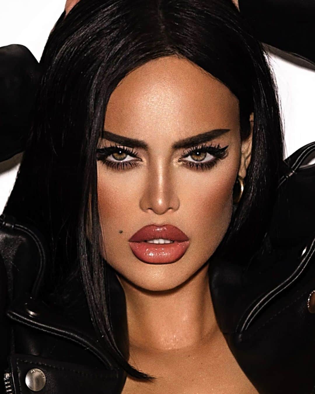 Nita Kuzminaのインスタグラム：「. ♥ Мысли позитивно (работай над этим). ♥ Расслабляйся (давай себе время расслабиться, и привести свой энергетический пульс в норму. Научись доверять жизни, Богу, Вселенной, и будь уверена, Господь позаботиться о тебе! Твори лучшую реальность!!! ♥ Благодари! Искренне благодари, и твоя жизнь станет бесконечным источником счастья, радости, любви и благополучия! ♥ Следи за своей энергией (интуиция, способности, чувства, таланты - это инструменты, с помощью которых ты действуешь во внешнем мире. Все решения ты должна принимать душой и сердцем, нужно лишь прислушаться к своему внутреннему голосу 💋  Photo @vikacita_photo」