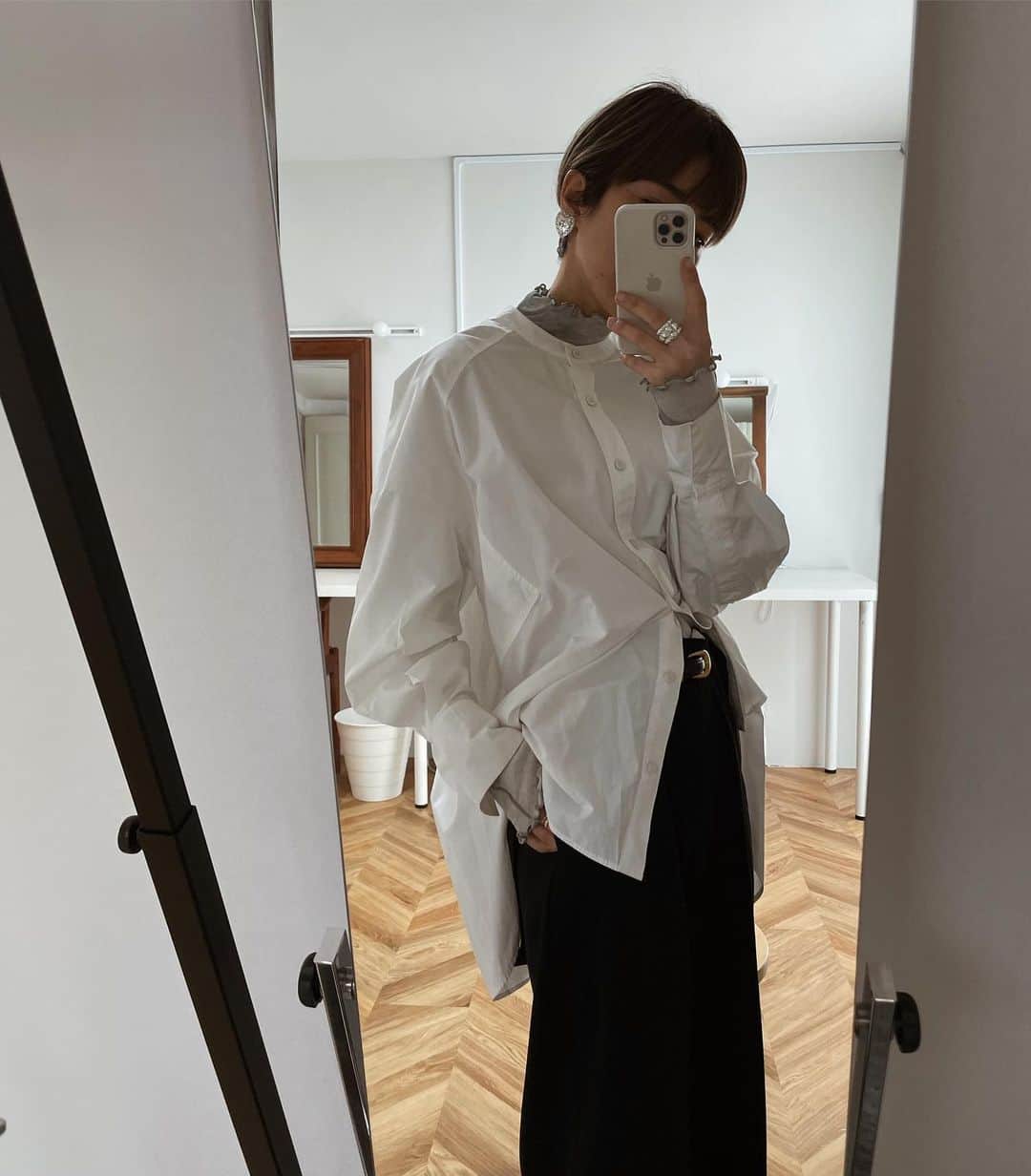 正中雅子のインスタグラム：「昨日の服☺︎  撮影の日は、モノトーンがち。  金曜日から予約になるスタンドカラーオーバーシャツ定番のホワイトにメローTをin  やっぱりフォルムに丸みがあり抜け感がだせるこのシャツは使えすぎて、何回か買い替えてる♡  今年はオーバーシャツの下のボタンを開けてレイヤードしたりするのが個人的には好きな着方！シンプルなアイテムだからその時その時の気分でスタイリングや小物を変えて長く使える1枚✨  2/18 FRI 12:00 PRE ORDER start!!  #MACHATT #masaco服」