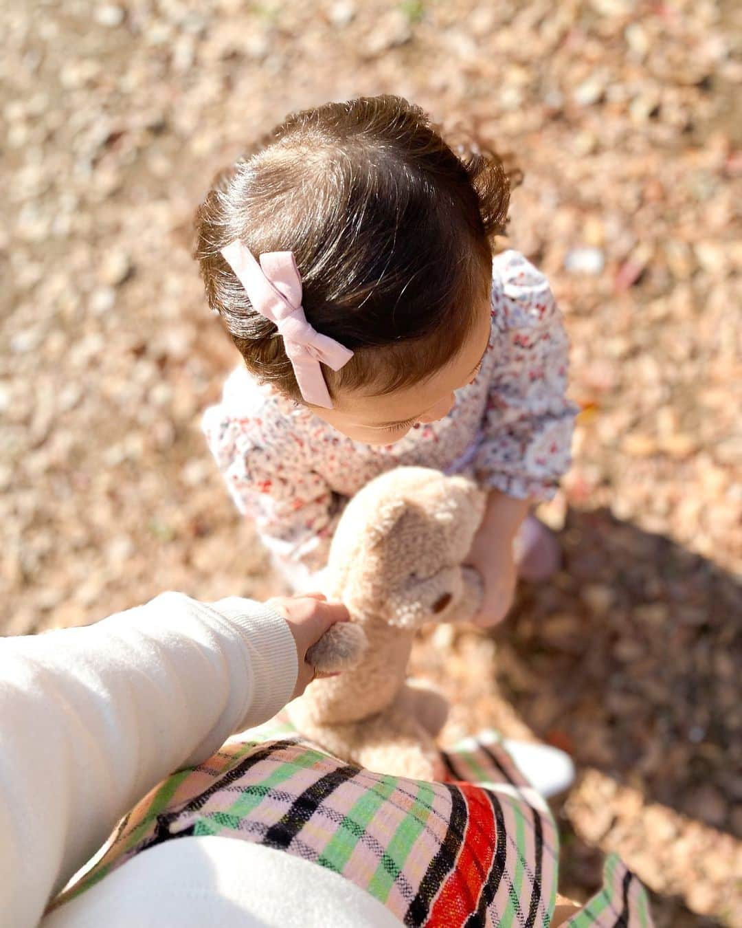 大和里菜のインスタグラム：「🧸👗🩰💛🍃 ⁡ ⁡ ⁡ 子供の頃、この時期特に、すぐにサイズアウトして着れなくなっちゃうお洋服だけど 可愛いなぁとトキメク、素敵なお洋服に沢山触れてほしい。。🌸 ⁡ 私の子供時代は母がよくミシンでお洋服を作ってくれていて。 ワンピース、スモック、生地に至るまで大人になった今でもおぼえている大切な思い出になっているのでやっぱり身につけるものって大切。 ⁡ 子供の頃から目にして触れたものってその子のセンスにもきっと繋がる。 ⁡ 私は俗にゆうぶきっちょなもんで🕺ミシンで手作りしたら何年かかるかも分かりませんがっっ。。 心こめこめで服選びしてます🤝✨ ⁡ 着たとき撮ろーと思いつつ、撮り逃しがちなので(そこは撮らんかいっ)置き画にもチャレンジするぞ❗️ ⁡ ⁡ ⁡ ⁡ #服育  #2歳女の子 #女の子ママ #知育 #東京ママ #知育ママ #2歳児ママ #女の子ベビー #ママファッション #ベビーコーデ #むすめふく  #2歳4ヶ月  #ザラコーデ  #ザラ購入品 #zara購入品 #おやこーで」