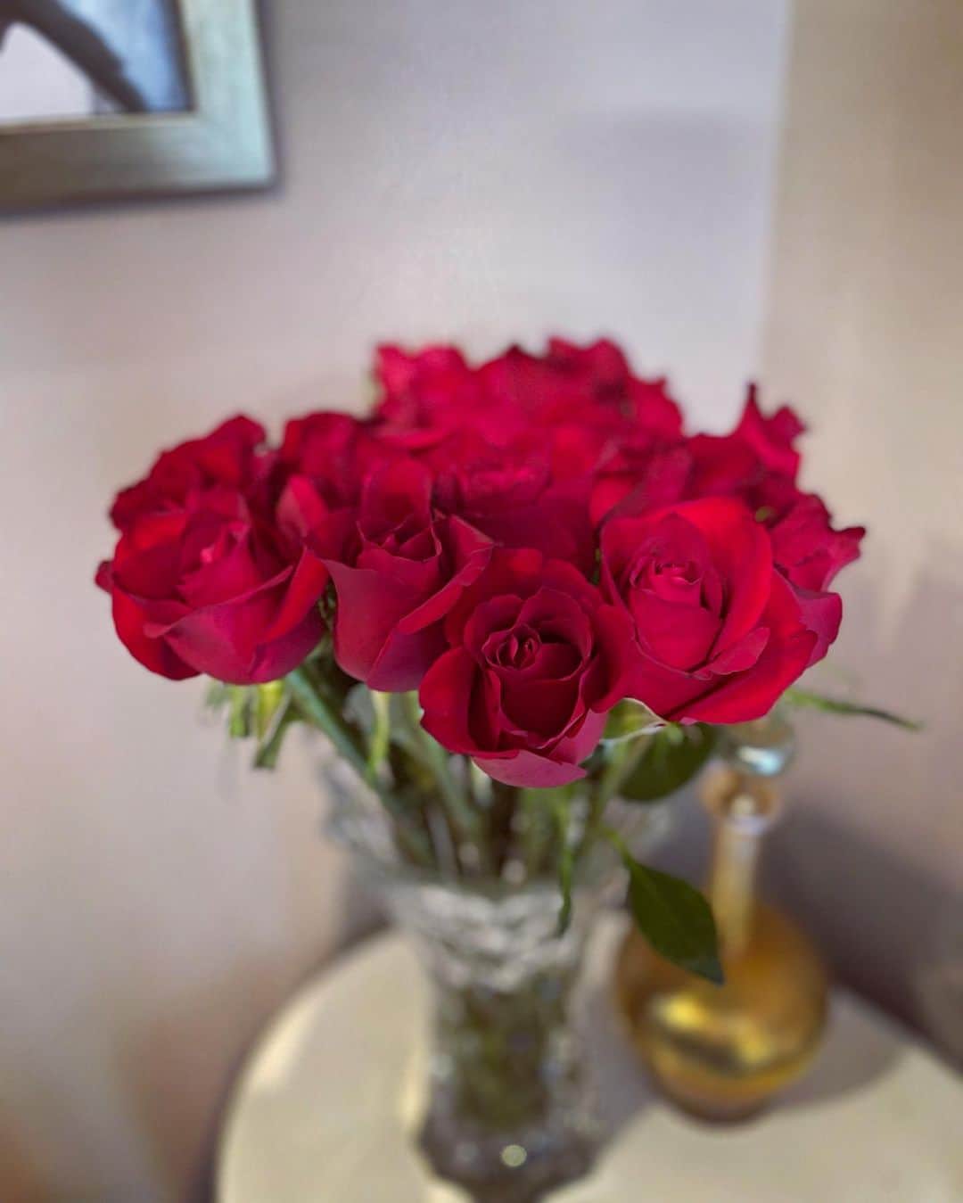 彩星りおんさんのインスタグラム写真 - (彩星りおんInstagram)「バレンタインデーに薔薇を30本もらいました🌹 プロポーズの時も赤い薔薇をもらったので当時を思い出して結構グッときました。笑 (膝をついて花束渡すコテコテのやつ、やってくれました！)  娘と私からは毎年恒例、料理上手なママ友のお宅で生チョコを作って(ほぼ作ってもらって😅)渡しました🎁 娘からのハグ付きで夫はデレデレでした👌  仕事、子育て、日々の生活を共に生き抜き、戦友のような存在になっていますが、たまにはロマンチックに…♡  共に生きてくれて感謝です。  #valentinesday2022 #赤い薔薇」2月15日 16時49分 - rion.ayahoshi