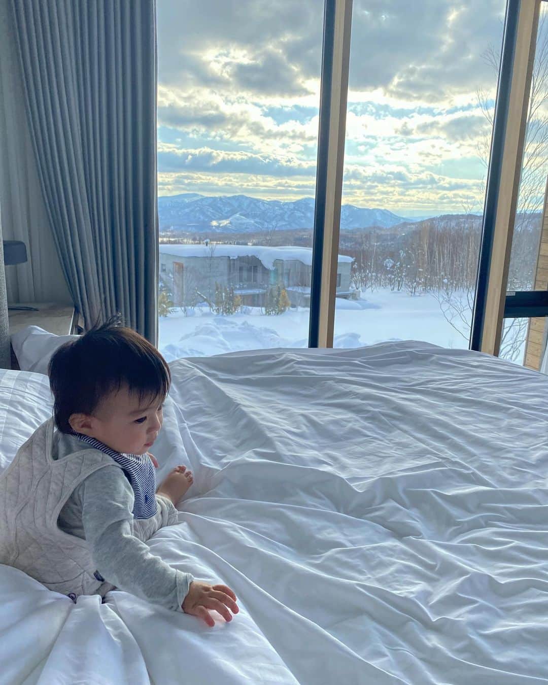 永田杏奈のインスタグラム：「・ 楽しすぎたNiseko❄️ 寝室からの雪景色が綺麗すぎた🤍 @annupurigarden  #annupurigarden #annupuri #アンヌプリガーデン #アンヌプリ #ニセコアンヌプリ #ニセコ #生後12ヶ月　#生後12ヶ月男の子」