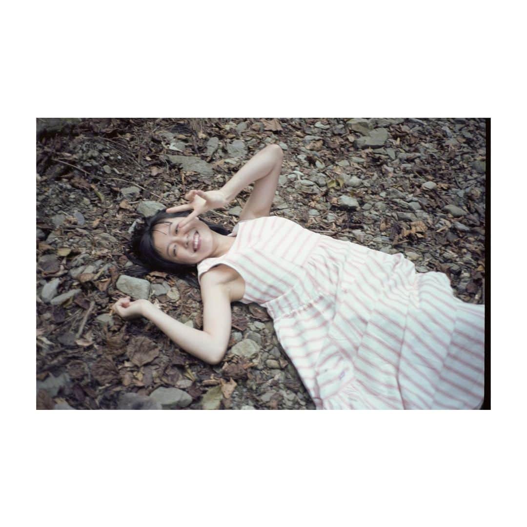 飯田祐真のインスタグラム：「遅ればせながら、写真展無事13日に終了しました！  足をお運びいただいた皆さま本当にありがとうございました  在廊中はゆっくりお話でき、これまで出演した作品をきっかけに知ってくださったり昔から見守ってくださったり、優しいお言葉をたくさんいただき皆さんから受け取った気持ちにこれからも応え続けられるよう精進していきたいなと思う日々でした  何より10代の頃からご縁のある青山さん時永さんに、このような素敵な写真展を開催していただき、本当に光栄で感謝の気持ちで胸がいっぱいです  また会いに来てくれた友達や関係者の皆さまとの時間とても元気をもらいました！ありがとうございます〜！  この先も活動を見ていただける様頑張ります！これからもよろしくお願い致します🌸 楽しかった〜！」