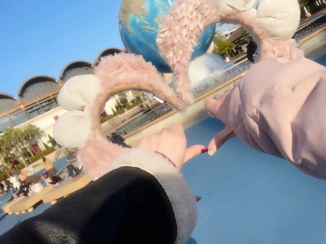 吉良りんのインスタグラム：「. . ディズニー行ってきました 我々引きこもり族には 長く滞在するのは難しかったけど とても楽しかったです( *ˊᵕˋ)ﾉ . . #ディズニー #ディズニーシー #シェリーメイ #Disney #DisneySea #ペアリング #足取れそう」