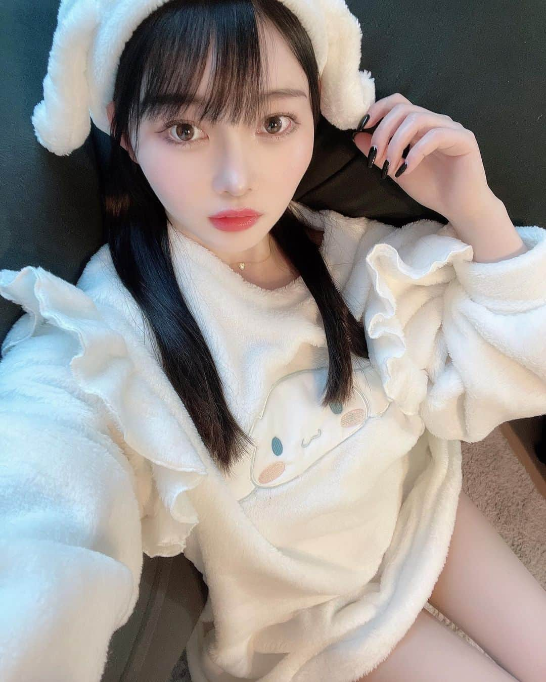 伊川愛梨さんのインスタグラム写真 - (伊川愛梨Instagram)「シナモン🤍  #シナモン #部屋着 #もこもこ #かわいい #グラドル #太もも #結膜炎」2月15日 17時42分 - shirakawa_airi_