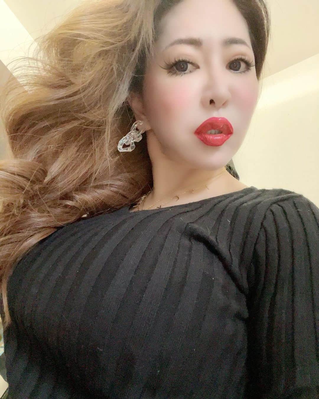 沢田麗奈のインスタグラム：「ー ごきげんよう！  久しぶりに ヘアメイク凄い件！ 笑 お仕事以外は、 すっぴん率高すぎね。  ー #自撮り #ヘア #メイク #巻き髪 #ストッキング女子  #くびれ  #美活 #美スト #美容 #美意識高い人と繋がりたい  #お洒落さんと繋がりたい  #followme💋」