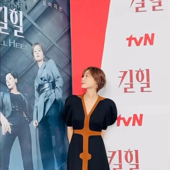 キム・ソンリョンのインスタグラム：「아직도 내가 나를 만나면 쑥쓰러워서…😝 #👠」