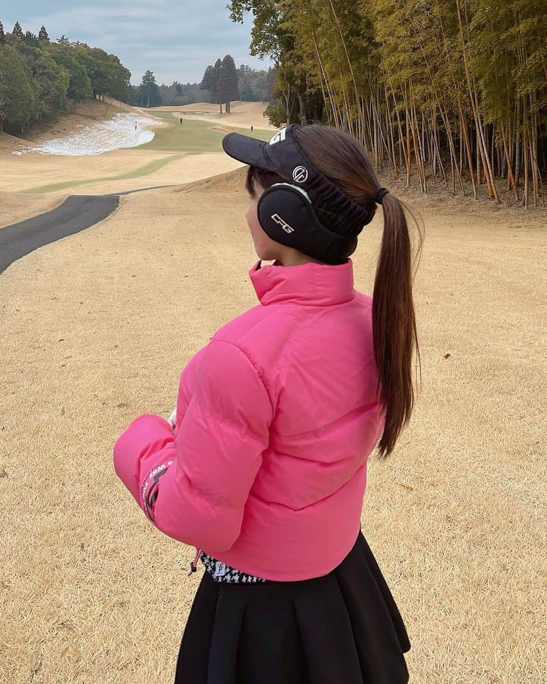 MAYUさんのインスタグラム写真 - (MAYUInstagram)「. 1ヶ月ぶりのゴルフ⛳️ スコアどうなるかなと思ったけど、42.44-86（34putt）で意外と悪くなかったの〜🥺！ 途中から雨降ってきて急激に寒くなったけど18ホール回れて良かった🌧 . そしてイヤマフデビューしたよ☃️ 中にカイロ仕込んでダウン着てたら身体はあったかかった🤍 着たままスイングも全然出来たよ🏌️‍♀️✨ モノトーンコーデにピンクが映える💖 @cpggolf_official  . #シーピージー#シーピージーゴルフ#ゴルフ女子#ゴルフ#ゴルフ好き#ゴルフウェア#ゴルフコーデ#ゴルフファッション#ゴルフ女子コーデ#イヤマフ#golf#golfswing#golfwear#golflife#golfshot#golfer#cpg#cpggolf#cpgapparel」2月15日 18時42分 - mayu.kina_golf