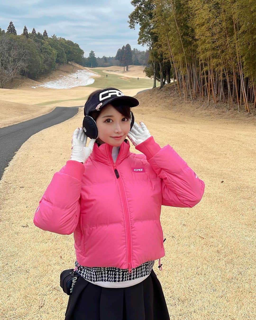 MAYUさんのインスタグラム写真 - (MAYUInstagram)「. 1ヶ月ぶりのゴルフ⛳️ スコアどうなるかなと思ったけど、42.44-86（34putt）で意外と悪くなかったの〜🥺！ 途中から雨降ってきて急激に寒くなったけど18ホール回れて良かった🌧 . そしてイヤマフデビューしたよ☃️ 中にカイロ仕込んでダウン着てたら身体はあったかかった🤍 着たままスイングも全然出来たよ🏌️‍♀️✨ モノトーンコーデにピンクが映える💖 @cpggolf_official  . #シーピージー#シーピージーゴルフ#ゴルフ女子#ゴルフ#ゴルフ好き#ゴルフウェア#ゴルフコーデ#ゴルフファッション#ゴルフ女子コーデ#イヤマフ#golf#golfswing#golfwear#golflife#golfshot#golfer#cpg#cpggolf#cpgapparel」2月15日 18時42分 - mayu.kina_golf