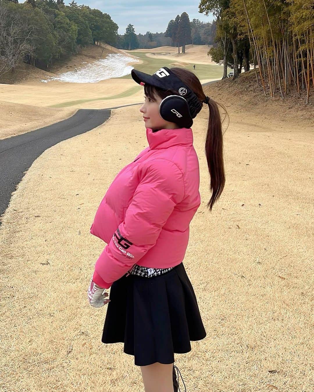 MAYUさんのインスタグラム写真 - (MAYUInstagram)「. 1ヶ月ぶりのゴルフ⛳️ スコアどうなるかなと思ったけど、42.44-86（34putt）で意外と悪くなかったの〜🥺！ 途中から雨降ってきて急激に寒くなったけど18ホール回れて良かった🌧 . そしてイヤマフデビューしたよ☃️ 中にカイロ仕込んでダウン着てたら身体はあったかかった🤍 着たままスイングも全然出来たよ🏌️‍♀️✨ モノトーンコーデにピンクが映える💖 @cpggolf_official  . #シーピージー#シーピージーゴルフ#ゴルフ女子#ゴルフ#ゴルフ好き#ゴルフウェア#ゴルフコーデ#ゴルフファッション#ゴルフ女子コーデ#イヤマフ#golf#golfswing#golfwear#golflife#golfshot#golfer#cpg#cpggolf#cpgapparel」2月15日 18時42分 - mayu.kina_golf