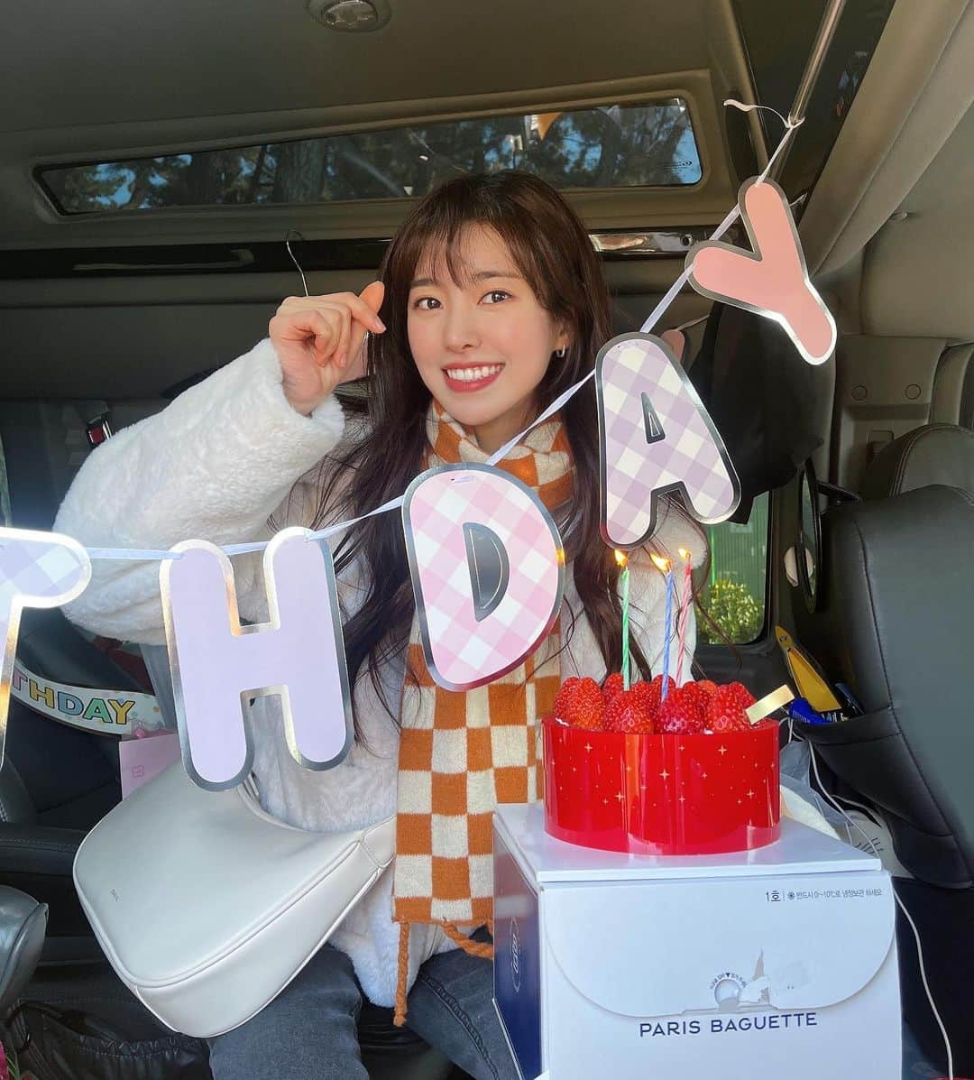 チン・セヨンのインスタグラム：「이번 생일도 ⠀ 너무너무 행복하게 보내는 중🎂🎉🎁 ⠀ 정말정말 감사합니다🌷」