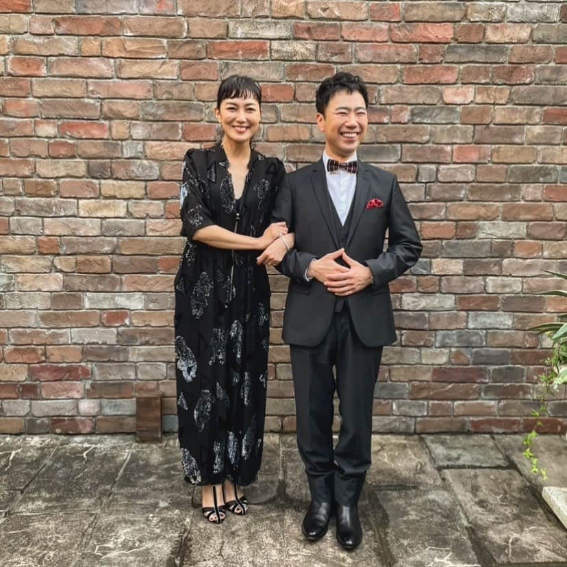 板谷由夏 さんのインスタグラム写真 - (板谷由夏 Instagram)「NETFLIX  @netflixjp  ラブ・イズ・ブラインドJAPAN  配信開始してます。 運命の人に出会えるのか？　 わたしたちもドキドキしながら見守りました。 藤井隆さんは、信頼できる大好きな人。 彼の人に対する優しさにこの番組は支えられている気がします！ 数年前の舞台では、夫婦でした笑」2月15日 19時00分 - yukaitaya