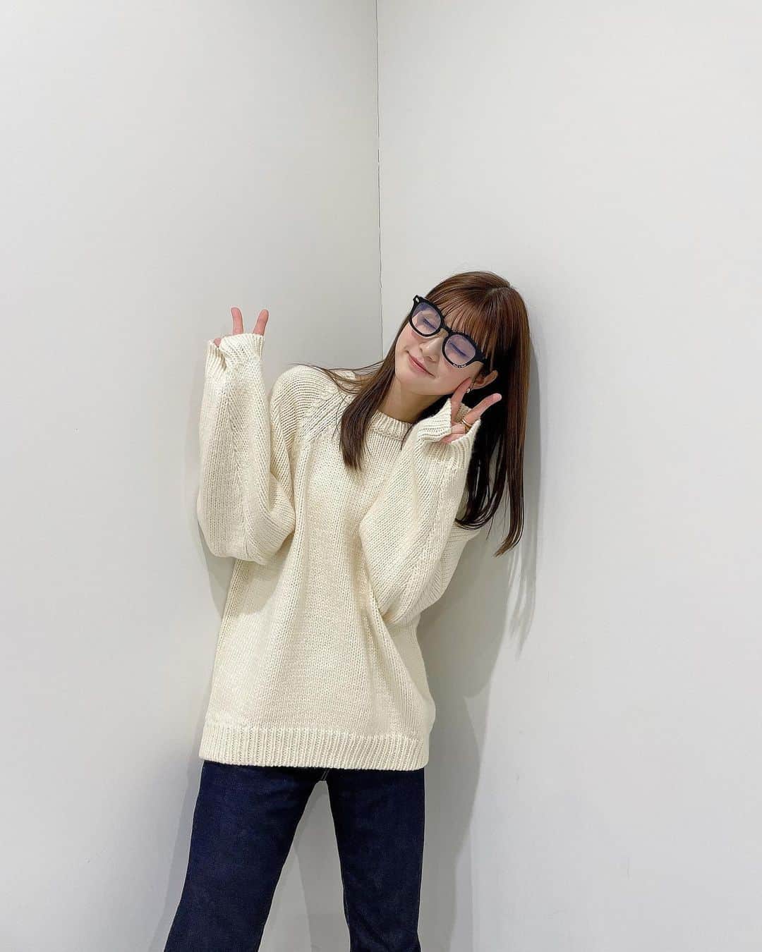 生見愛瑠さんのインスタグラム写真 - (生見愛瑠Instagram)「手 ~どうなってるんだ、   #めるのふく」2月15日 19時49分 - meru_nukumi