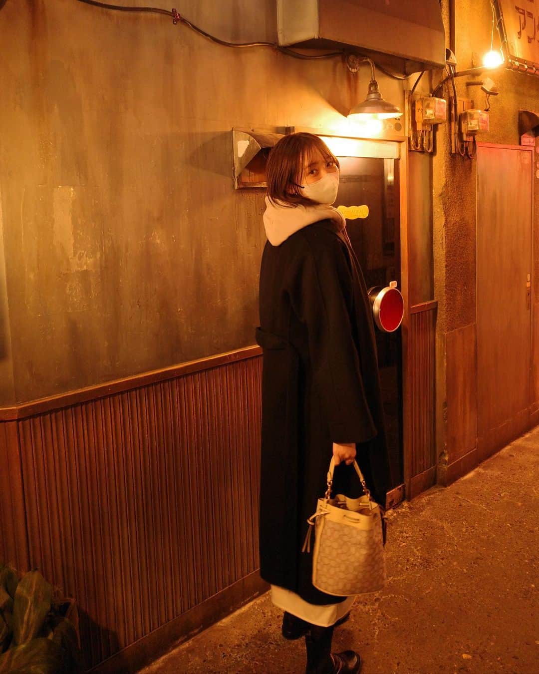 江野沢愛美さんのインスタグラム写真 - (江野沢愛美Instagram)「自分が作ったシャツワンピースに ベージュのパーカー合わせた日。 自分で作って言うのもなんだけど、着回し抜群だなぁ。笑  #ootd #fashion #ラーメン博物館 #2種類のラーメンを食べた」2月15日 19時59分 - enosawa_manami