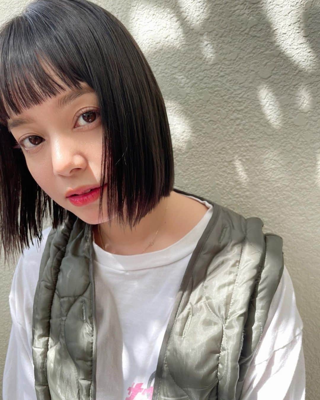 岸本セシルのインスタグラム：「明るくした後って無性に暗くしたくなるし暗くした後は明るくしたくなるけどしばらくは暗くいきます🥺  . . . 透けると綺麗なグレーでいつも完璧で満足いくカラーにしてくれてありがとうだよ💛 わたしの個人的な話にも泣いて喜んでくれて本当にあったかい心に嬉しくなった。そんなともちゃんはもうすぐ3人目が産まれるバリバリ働くスーパーママ😂小さなからだに大きなお腹で仕事を愛していて楽しんでる姿も可愛いのよ💕笑 出産頑張って🔥ゆーっくり休んでまた復帰したらよろしくお願いします！ @yagatomomo 🐰💕 . . . そして気になっていたオイルストレートも最近したのー！スタイルやセンスが素敵で気になっていた　@chuuuraaa  さんに🍒お願いできて大満足のプツパツ感で嬉しい☺️ ありがとうございました🌷 . . . . #最後の写真は小さいともちゃんに撮ってもらう時の撮影裏側 #一応服タグ付けしとくね笑 #この写真で #30代から美髪目指す」
