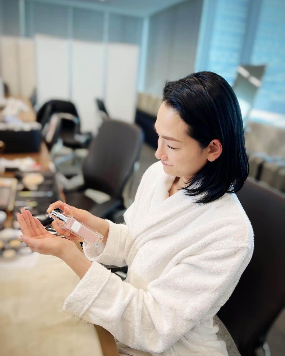 のインスタグラム：「⁡ ⁡ Q&Aでも多かった私のスキンケアの質問 お気に入りで使っているのは @theginza_official のハイブリッドジェルオイル 香りも好き❤︎ ⁡」
