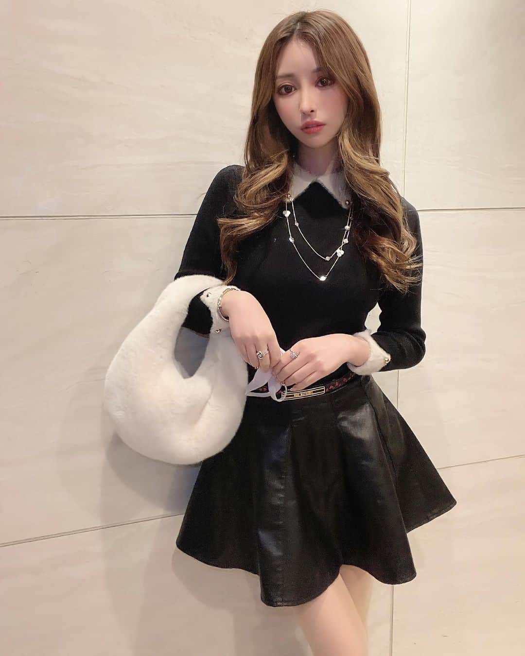 藤咲めいのインスタグラム：「この前の服🙋‍♀️ このバックもこもこで軽くてお気に入り🐰💕  ネックレスがkate spade♠︎ 細いベルトがDIOR 👚と👜がBUYMAで買った韓国系ので スカートはGRLだよ💟 . . #fashion #grl #服 #冬服 #もこもこ #ファーバッグ」