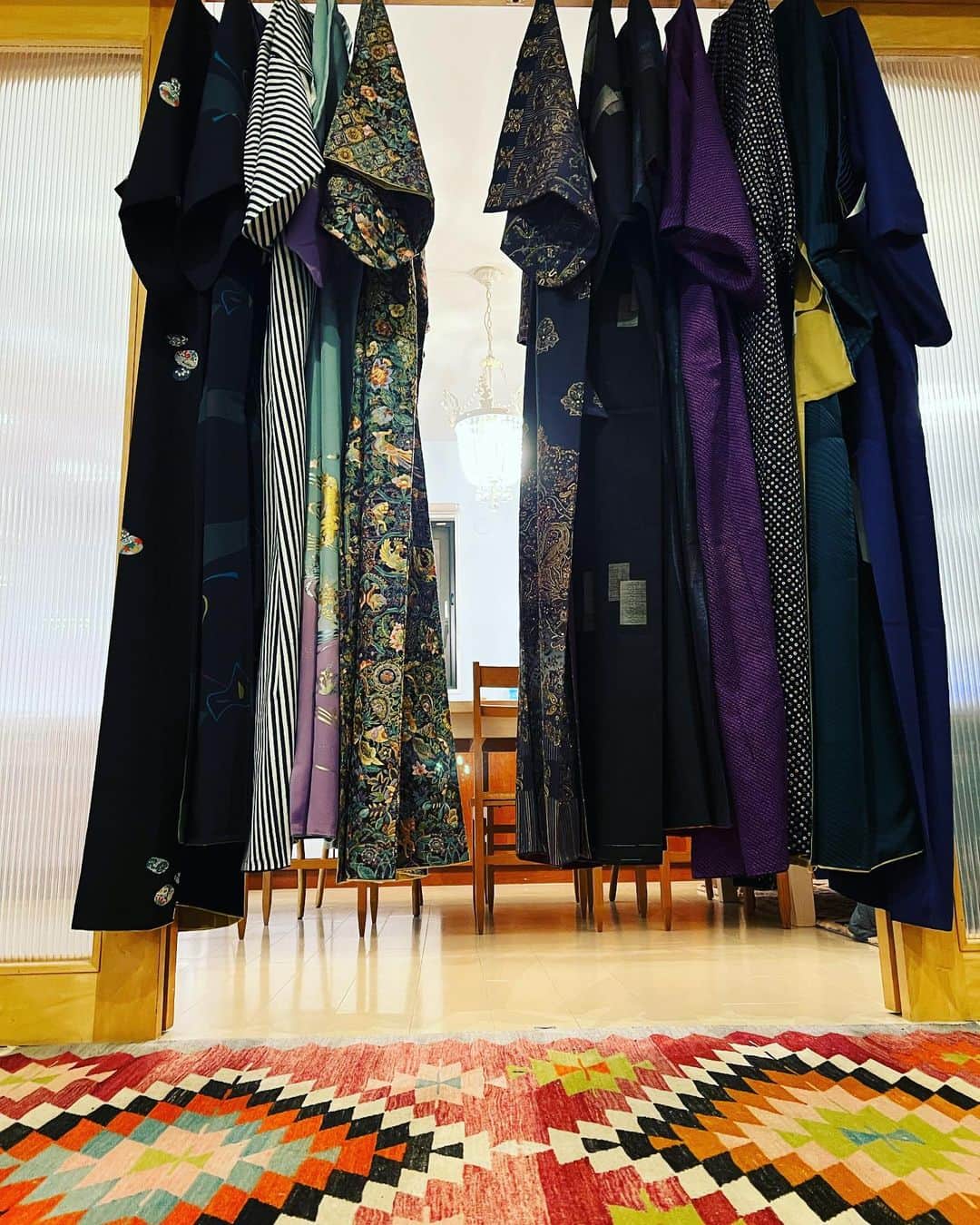 RIKACOさんのインスタグラム写真 - (RIKACOInstagram)「. 着物と帯を久々に見直して整理してます〜 そして新しいのも作ったりね〜 とりあえず少しずつやります😉 #着物　#実は好き　#ご無沙汰だったから #再開　#日本の文化を大切に  #そろそろ普段にも取り入れよう #❤️ #シンプルな着物増やしていきたいと思う今日この頃」2月15日 20時47分 - rikaco_official
