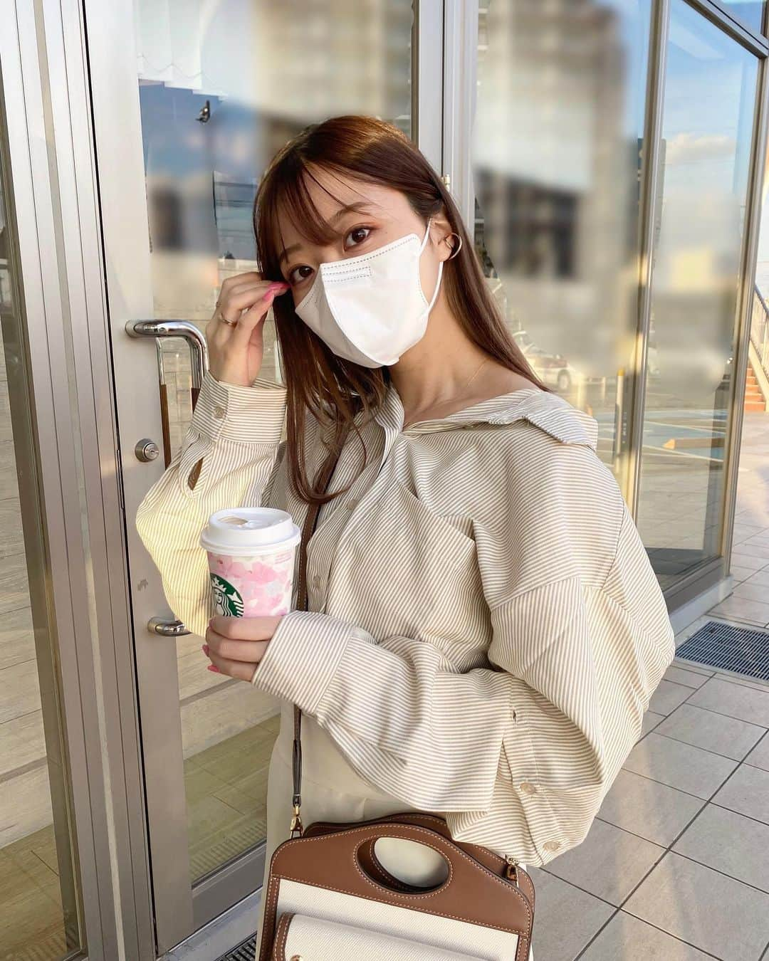 吉次玲奈さんのインスタグラム写真 - (吉次玲奈Instagram)「今日はお休みだったので ずっと楽しみにしていたストライプシャツを 着ちゃいました🧥🌸 ⁡ まだ少し寒かったけど可愛いくて お気に入り。♡ ⁡ 今日も夜TikTokアップするので 是非チェックしてね☺️ ⁡ #vannie_u #ヴァニーユー　#156cmコーデ」2月15日 20時45分 - rena_yoshitsugu