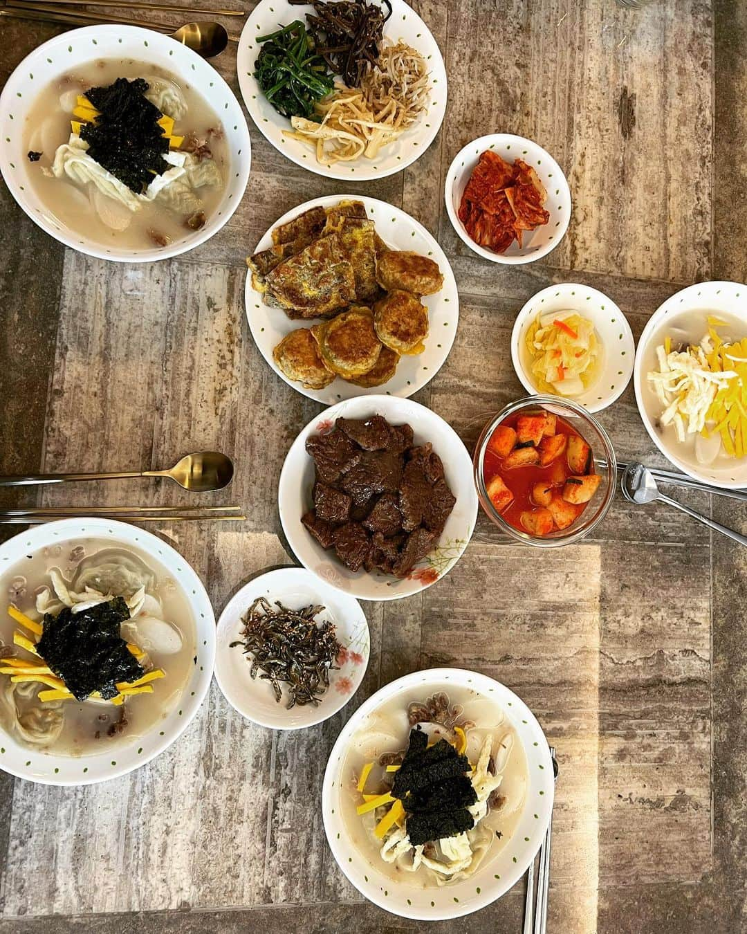 ドンヘさんのインスタグラム写真 - (ドンヘInstagram)「2월의 첫 시작이 설날!! 어머니의 맛있는 떡국과 함께 행복하네요:) 항상 건강하고 행복하세요 !! 사랑합니다 !! 💙❤️」2月1日 12時15分 - leedonghae