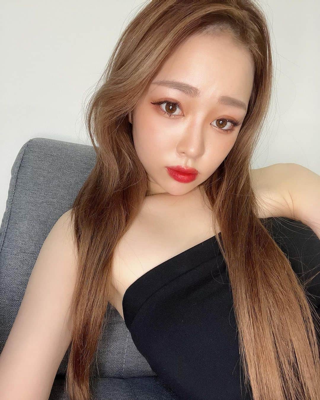 のインスタグラム：「美容DAY💓 カラーとトリートメントしてきたよ✌️ 明るいままでいて〜って声が多かったので、 色味はそのまま😌✨  @tamako_tamako さん、 いつも私のわがまま叶えて下さりありがとうございます🙇‍♀️💓  それにしても、 カラコンなしも、もう慣れたっ👁💡  #ankhcross #アンククロス #原宿 #美容室  #ロングヘア #ブラウンカラー」