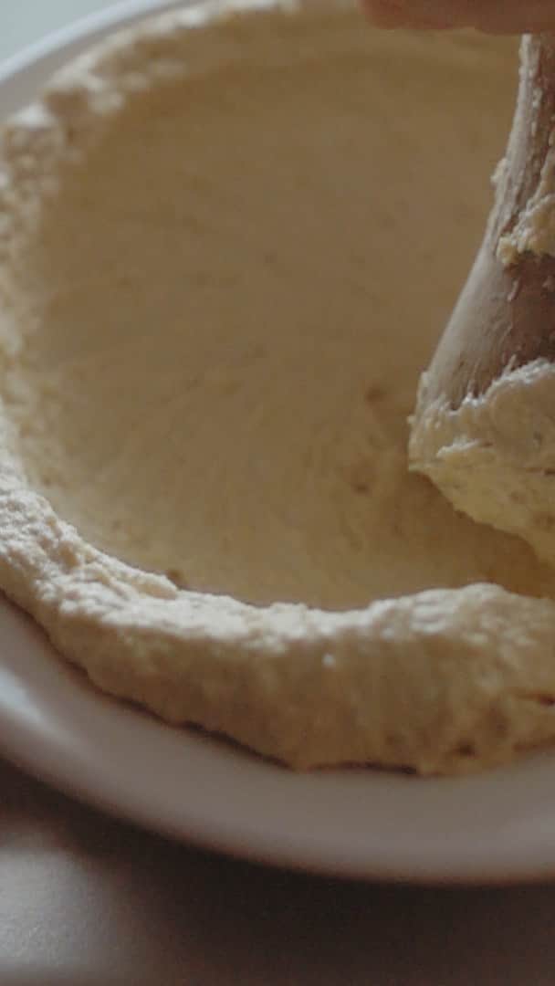 エマニュエル・シュリーキーのインスタグラム：「In BREAKING BREAD, Jewish and Arab chefs transcend differences over mouthwatering dishes at the A-Sham Festival in Haifa, Israel. You may want to eat before you see this... you will be hungry! In theaters in 60 cities, beginning with Los Angeles (Landmark Nuart Theatre) and NYC (Quad Cinema) this Friday, Feb. 4th. For tickets in a city near you, go link in bio @breakingbreadmovie #breakingbreadmovie #hummushasnoborders」
