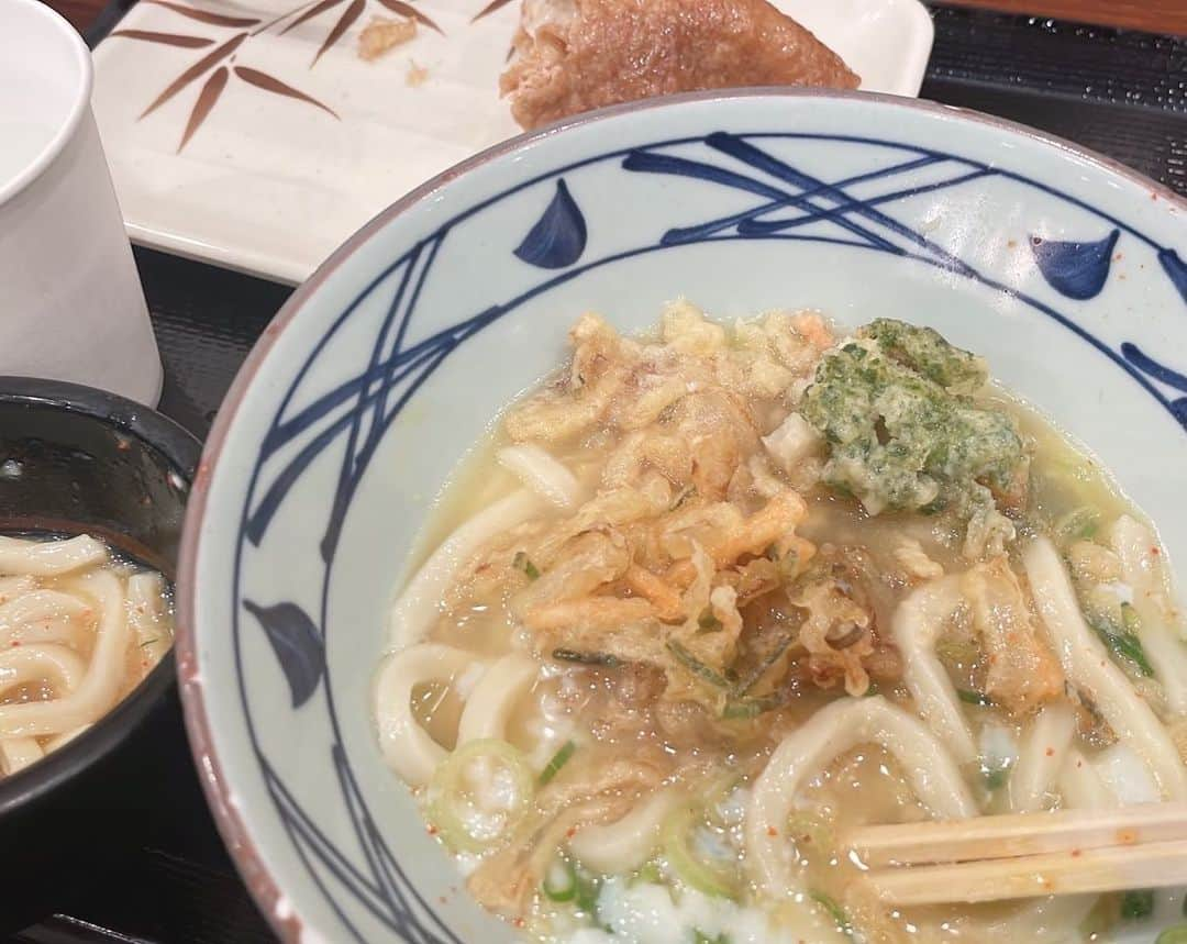 モモコさんのインスタグラム写真 - (モモコInstagram)「よ〜いドン！水曜日でロザンが丸亀製麺を紹介してて…  いつものように食べたくなって、むちゃんこ並んで食べました😆 幸せだー❤️  今回配信のYouTubeは、長女とコニタンと３人で大好きなお好み焼き屋の象屋さんに行った時の様子です❗️ お好み焼きも焼きそばも絶品❗️❗️ 見てね〜💕  #ハイヒールモモコ #👠 #👠🍑 #CHANEL #シャネラー #グルメ #アメブロ  #YouTube #モモコ新聞 #象屋 #お好み焼き #女子会 #よーいドン #丸亀製麺」2月1日 6時18分 - highheel_momoko