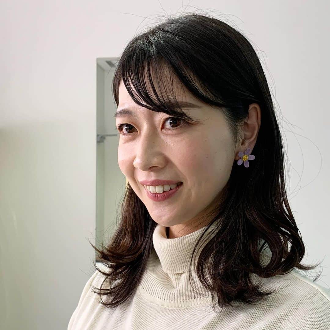 虎谷温子のインスタグラム：「今日のピアスの写真を撮ってもらったのですが、撮影前にサッとブラインドを開けて光を部屋に取り込んでくれたスタイリストTさん… なんてデキる方なんだ…！🥺笑 #すまたん」