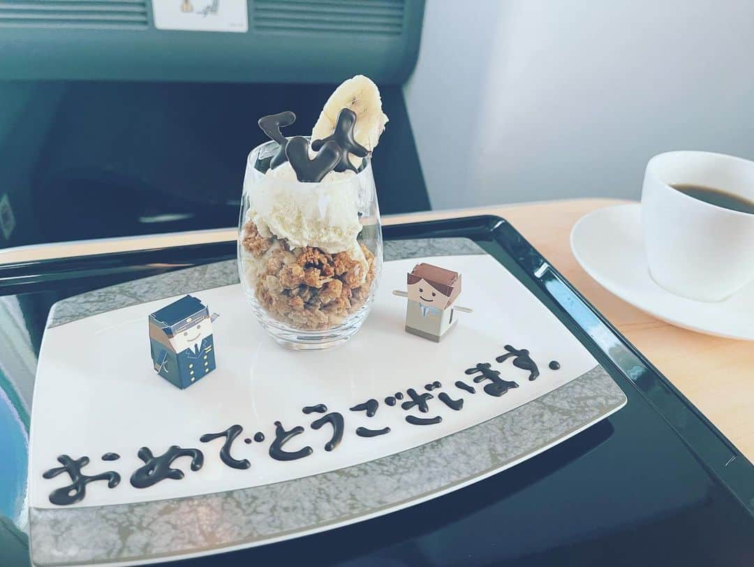 反田恭平さんのインスタグラム写真 - (反田恭平Instagram)「✈️ANA’s service is amazing. Definitely… Thank you for always supporting !!  #ana #airplane #japanese #company #surprise」2月1日 7時55分 - kyoheisorita