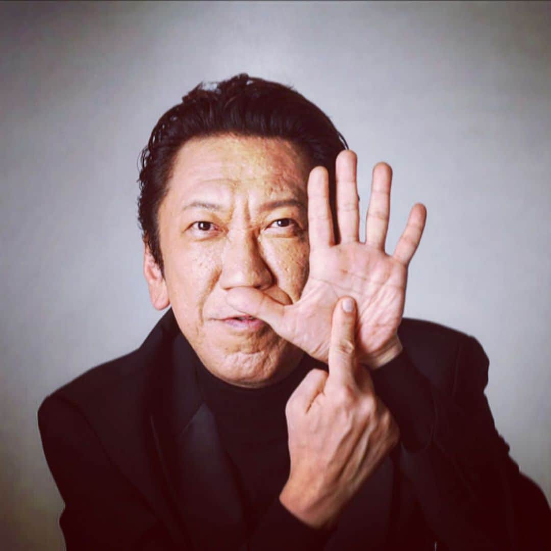 のインスタグラム：「60歳になりました。沢山のお祝いのメッセージありがとう。これからも夢を追いかけ続けながら、艶っぽく魂のロックンロールを歌い奏でていきます。応援よろしくお願いします。そしていよいよ本日20枚目のアルバム「Still Dreamin」のリリースです。渾身の本作、どうぞ存分にお楽しみください！Thank you so much for celebrating my 60th birthday. I’ll Keep on dreaming forever. Photo by 鋤田正義　#布袋寅泰 #還暦　#stilldreamin」
