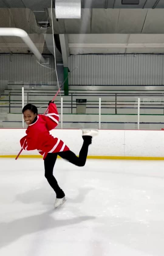 ヴァネッサ・ジェームスのインスタグラム：「Calling all Canadians!!!   Join the Canadian Tire Puck Pass Challenge by posting your own video using #weallplayforcanada and tagging @canadiantire for a chance to be featured on TV during the Olympic and Paralympic Ice Hockey medal games! 😀🤗  Plus, this is all for an incredible cause too, Canadian Tire will donate $1 for every pass video made to help grow sport in Canada!   Let's work together in passing the puck Canada! Let's go!!! 🔥」