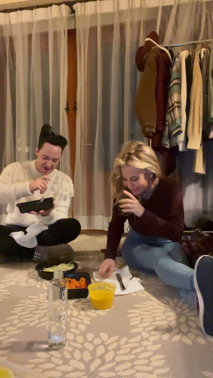 タラ・リピンスキーのインスタグラム：「Behind the adjoining doors…🚪🚪  @taraandjohnny   #wheresthewine 🍷」