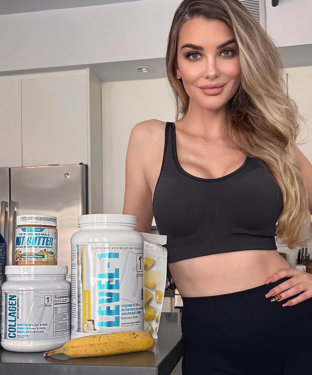 ジェサ・ヒントンのインスタグラム：「Girl crushes are still a thing, right?!  😍😍😍 I miss you fuckers!   @1stphorm really has the coolest chicks. I mean … look at me 🤣💃🏼😜」